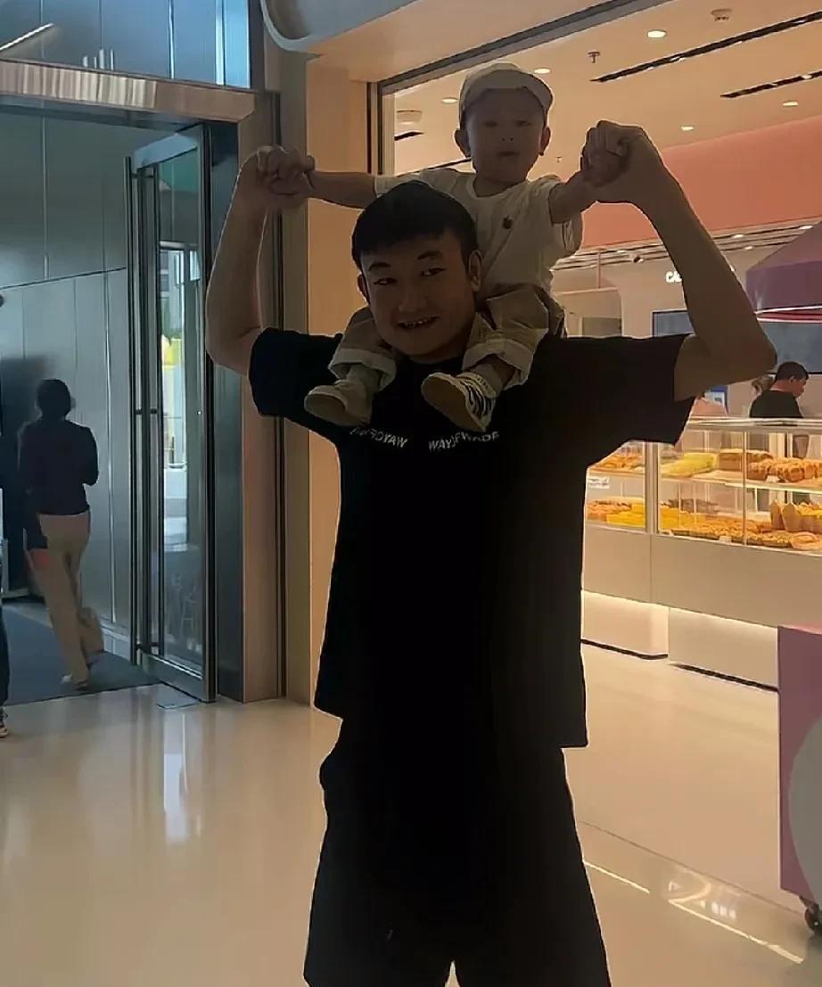 丛明晨一家现身宁夏，孩子举高高！
近日，前辽宁男篮球员丛明晨一家现身宁夏，应该是