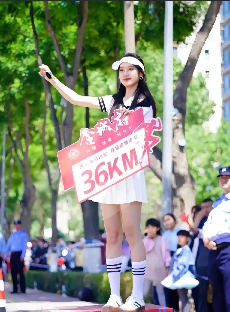 兰州马拉松比赛让人耳目一新！



这次兰州马拉松，从十公里处开始，每隔一公里就