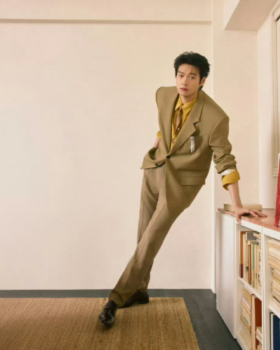 魏大勋这套造型太懂扬长避短！太平洋宽肩被完美放大超瞩目，亮眼配色更衬得气场全开，