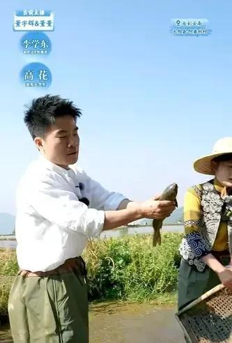 太解压了！10万加网友在线观看董宇辉老师浑水摸鱼。
本场摸鱼活动运用了竭泽而渔、