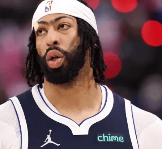 NBA常规赛：独行侠将于主场迎战雄鹿。
赛前，独行侠记者发文表示：“戴维斯将缺席