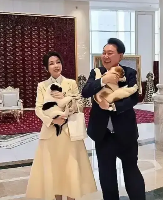 尹锡悦在而7 月 10 日被拘留后，他的收押编号为“3617 ”。

而金建希8