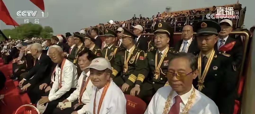 钟南山钟老也参加了国庆大阅兵，他是对国家有重大意义的人，他的功绩不可抹杀！