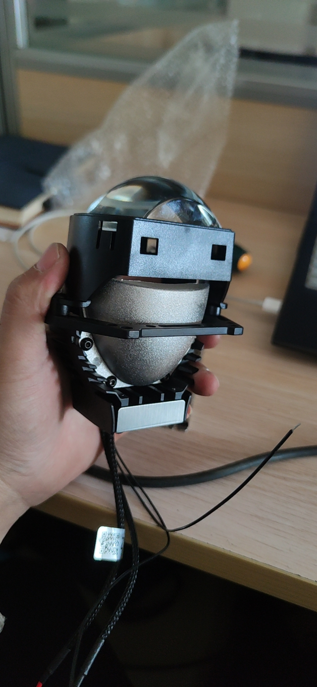 车灯升级准备中
一咬牙一跺脚，买了新君威四透套件，又单独配的一套近光位led双光