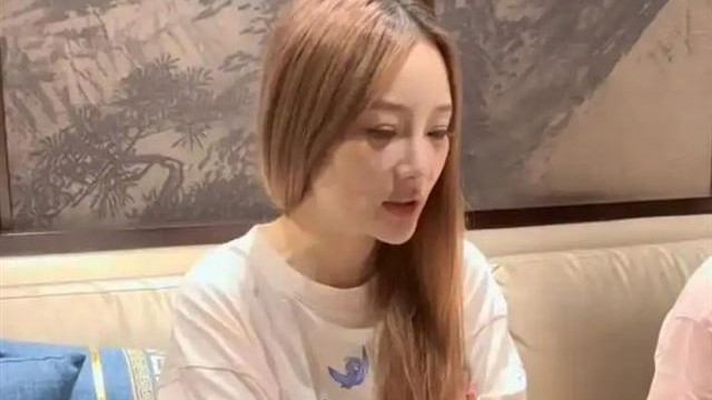 李小璐12岁女儿甜馨被质疑整容，网友直呼肤色变化明显，甜馨回应