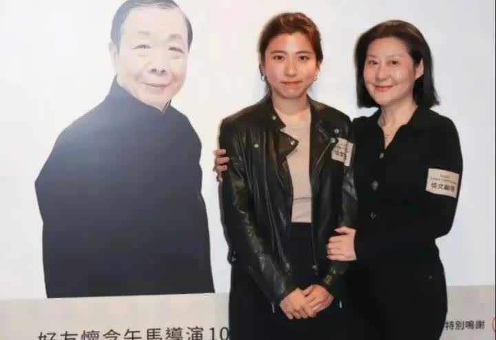 午马去世十周年，妻子马艳和女儿站在丈夫的遗像前的一幕，看样子母女俩完全从伤痛中走