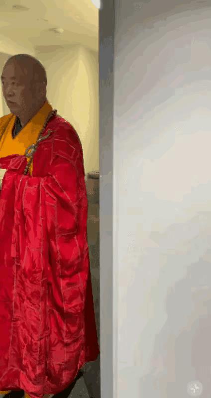 贼溜溜的眼神一直跟着女人，这是佛门高僧的行为吗？？