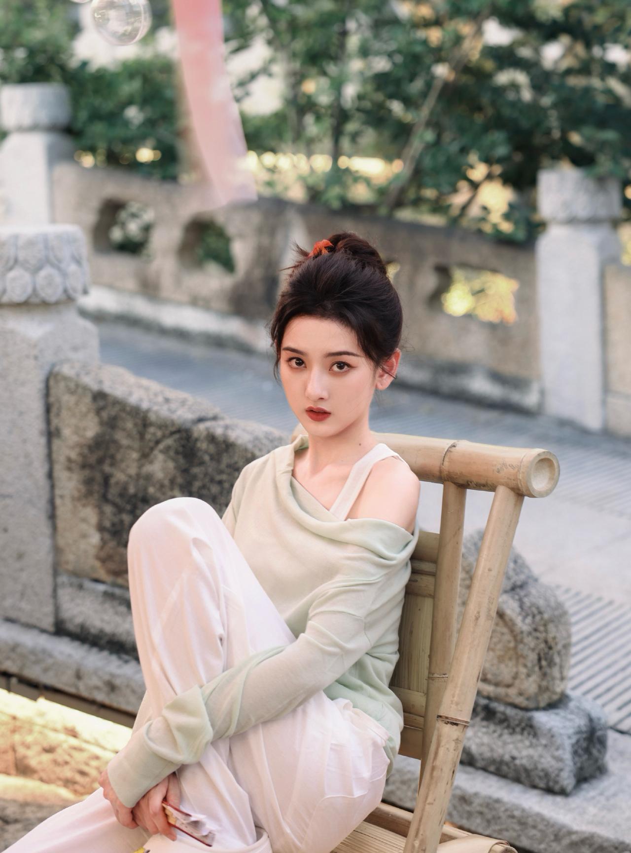 宋祖儿漫步江南水乡，折扇轻摇，化身画中清雅佳人