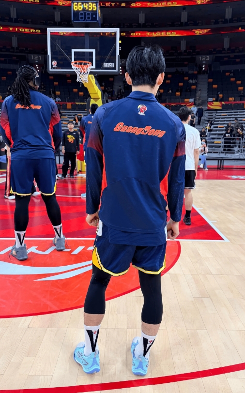 CBA常规赛，广东对阵浙江。
广东队记关辛更新社媒分享徐杰训练照，并写道：嘿嘿，