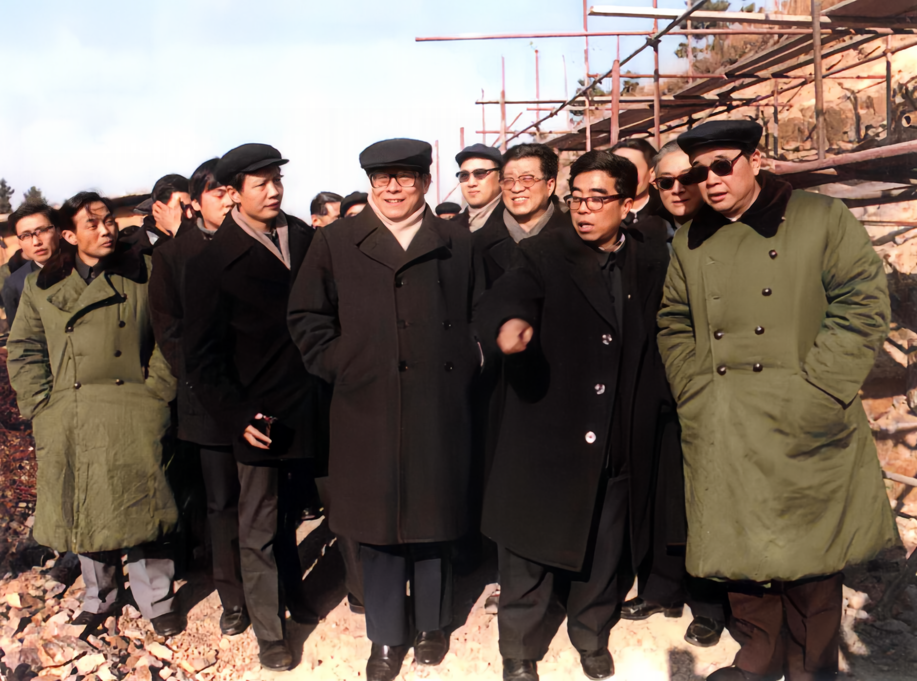 这是1986年1月5日的照片，右一穿军大衣的是李鹏，中间穿黑色毛呢外套的是江同志