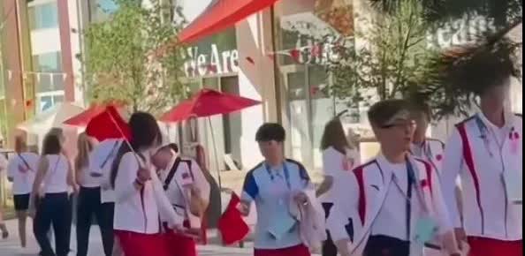 头大就是聪明！你猜她为什么穿蓝色T恤？奥运冠军访问港澳行的队伍中，运动员们都穿着
