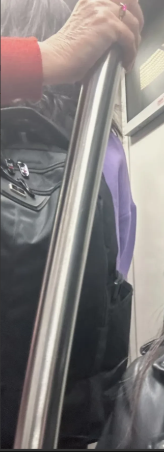 地铁上，发生一起老太太让座遭拒后，双方吵起来的事件，没想到随后的几站，多位老年人