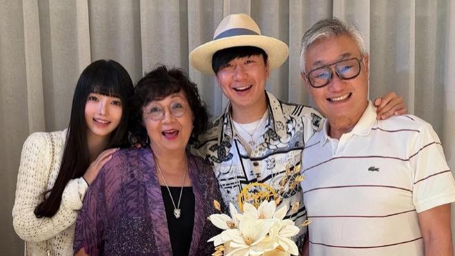 林俊杰深夜官宣恋情甜度爆表，疑绯闻前女友怒怼：希望劈腿仔早日遭报应