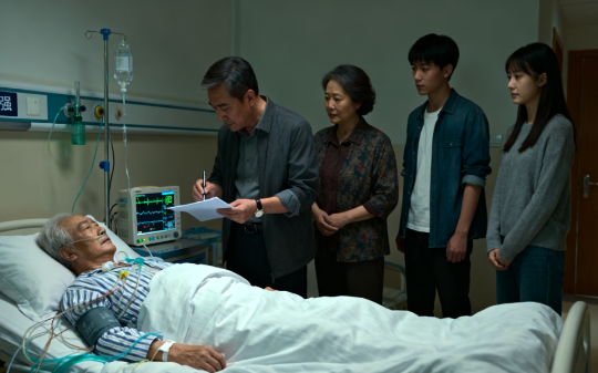 爷爷临终前立遗嘱把财产全给叔叔，我没吭声，在他刚要签字时默默拔他的氧气管，15分钟后律师宣布遗嘱无效