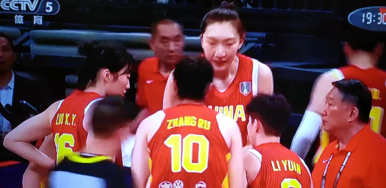 针对网友对李缘的质疑，女篮国家队主教练宫鲁鸣接受记者采访时回应称，李缘是未来扛起