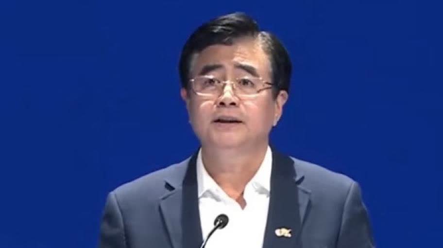 中国的球迷很刚！
足协主席宋凯这次来球迷的火没白发！

球迷将火转向了赞助