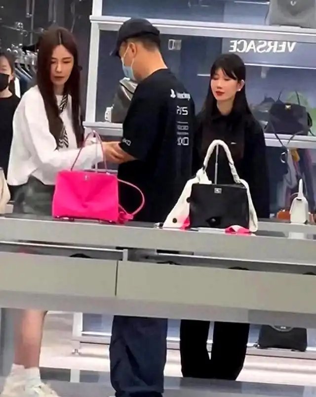 杜海涛陪媳妇买包，沈梦辰皮肤好白，腿很细，领证3年还像热恋，还真是包治百病！