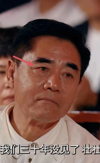一个人的嘴巴或许会说话，
但身体语言可一点都藏不住。
不知道大家发现没有，朱迅致