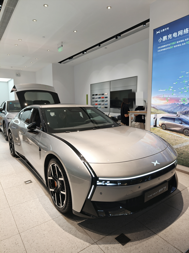 刚看完实车发现几个减配的细节
1.后备箱地台很高，我也不知道为什么会这样，就是显