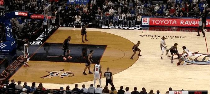 力劈庄神！坎宁安突破摆脱乌布雷，迎着德拉蒙德上演炸裂隔扣！
活塞111-108战