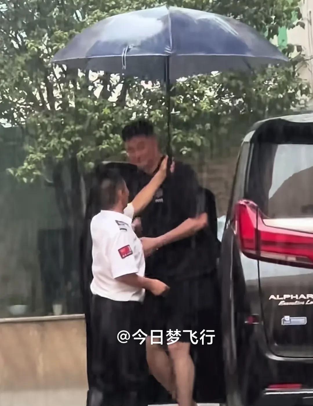 杜锋直接把车开进了俱乐部里面！
今天下午天空下着雨，杜锋没有像往常那样，驾车进入