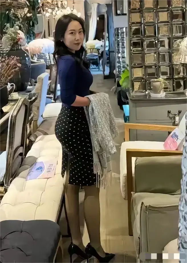 谁能娶到这位小姐姐当老婆，真是三生有幸了，做梦都能笑醒，颜值与身材，实在是太完美