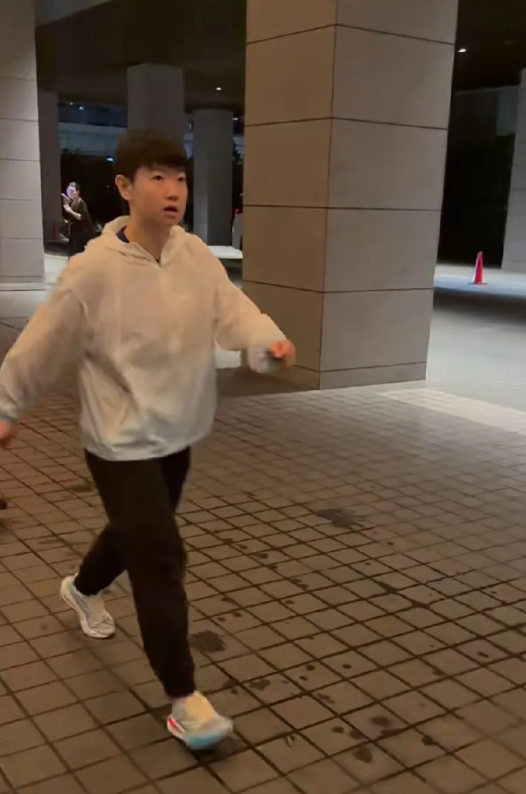 日本横滨冠军赛结束后，国乒女队聚餐！
陈幸同言出必行请客吃饭庆祝夺冠，孙颖莎、王