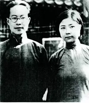 1938年，沈从文跟老家兄弟们求救，求他们把九妹带回去。当六弟岳荃看到九妹眼神迷