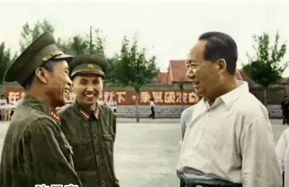 一张珍贵的老照片。
1958年8月9日，毛主席在山东视察调研时与在长征时担任过自