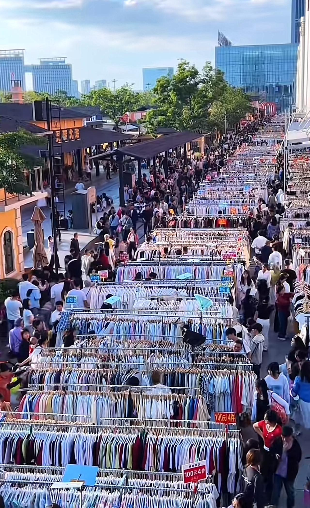 这里是昆明最大的淘宝夜市视频第一个镜头告诉