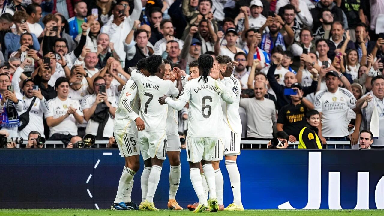 终于赢了！姆巴佩追平C罗神迹，皇马复仇死敌巴萨，稳居西甲第1