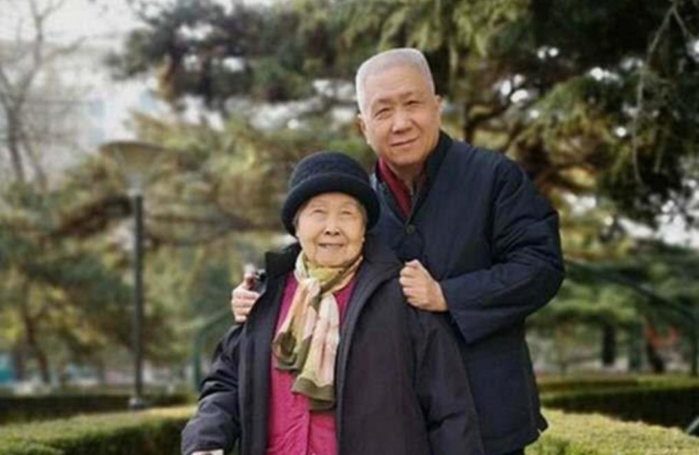 一次，主持人问马未都：“你身价至少100亿，你的母亲肯定为你感到骄傲自豪。”马未