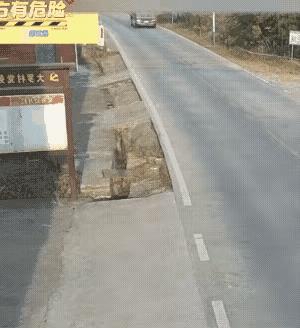 这起车祸谁的责任？
一辆大货车行驶在公路上，岔道口有个男子骑车过来，男子不慌不忙