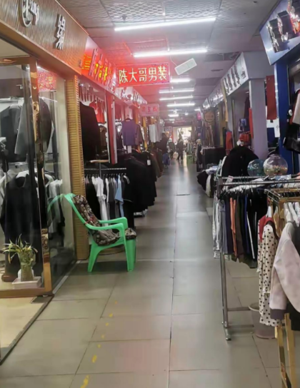 为什么唯独在我们中国，电商彻底干趴了实体店？这么说吧，同样的东西，网上卖300，