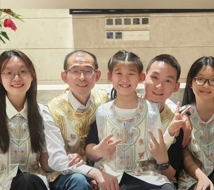 谢岳的最新视频是在告诉网友，谢浩男的身份证已经改过来了吗？视频里他们一家穿着自家