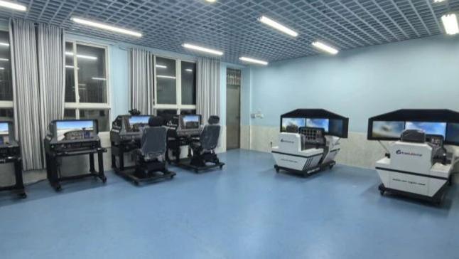 未来之鹰航空向赤水一中交付设备