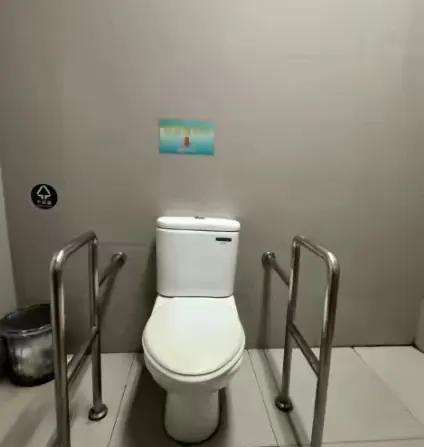 这是什么事儿呀？
情侣占用无障碍公厕 1 小时，
保洁喊 3 次被拒，离开还手拿