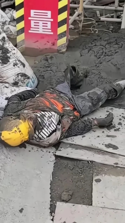 安徽，有一名男子在回家的路上，看到有一名建筑工人驾驶小型三轮车运载着拌好的水泥沙