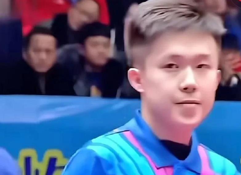 王楚钦单看五官并不是那种浓眉大眼的好看，但身上就是有一股子霸气劲，很阳光，拽的二
