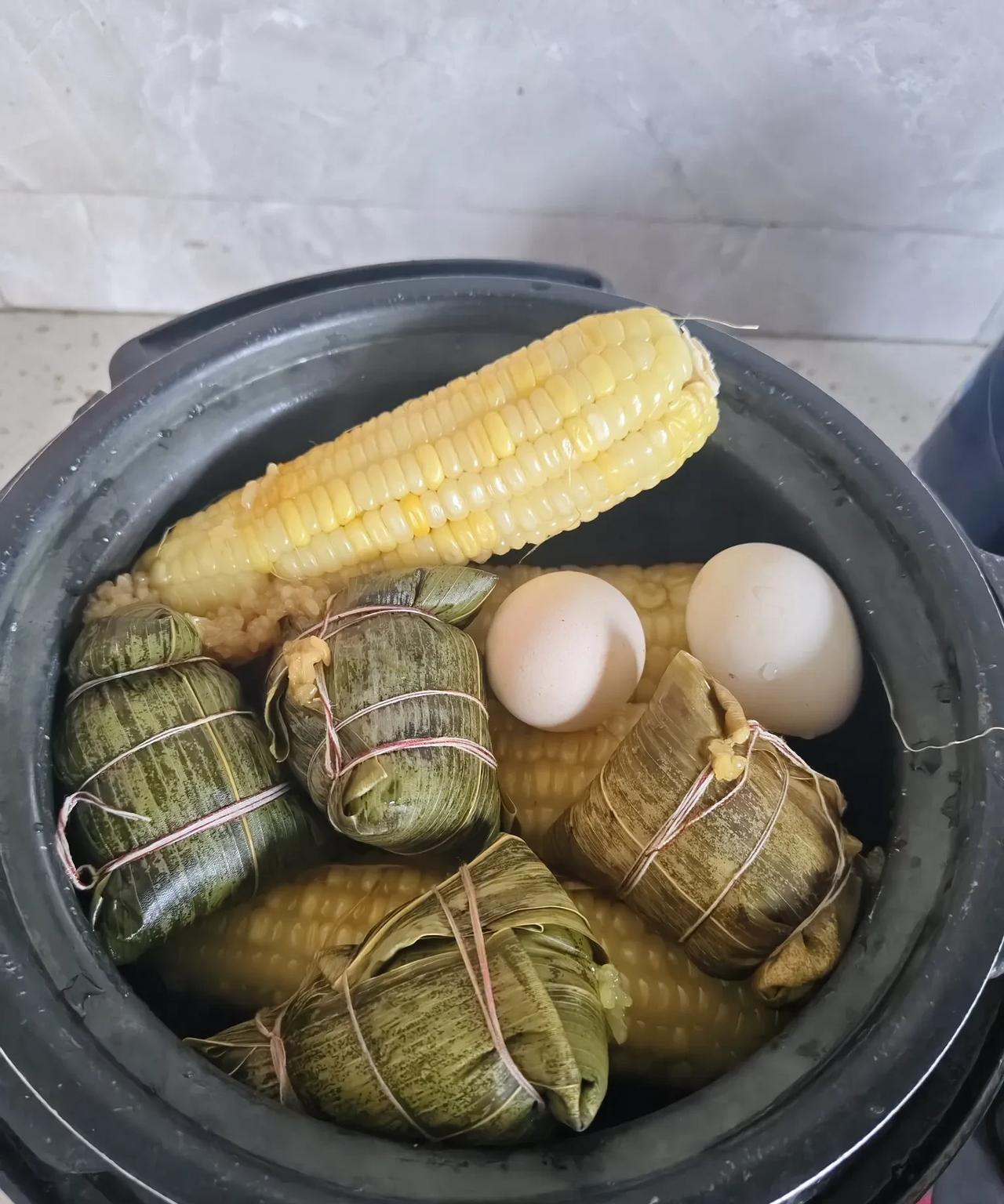 今天我成了婆婆村里最勤快能干的媳妇。一大早婆婆和老公去赶圩了，我嫌热就没有跟着去