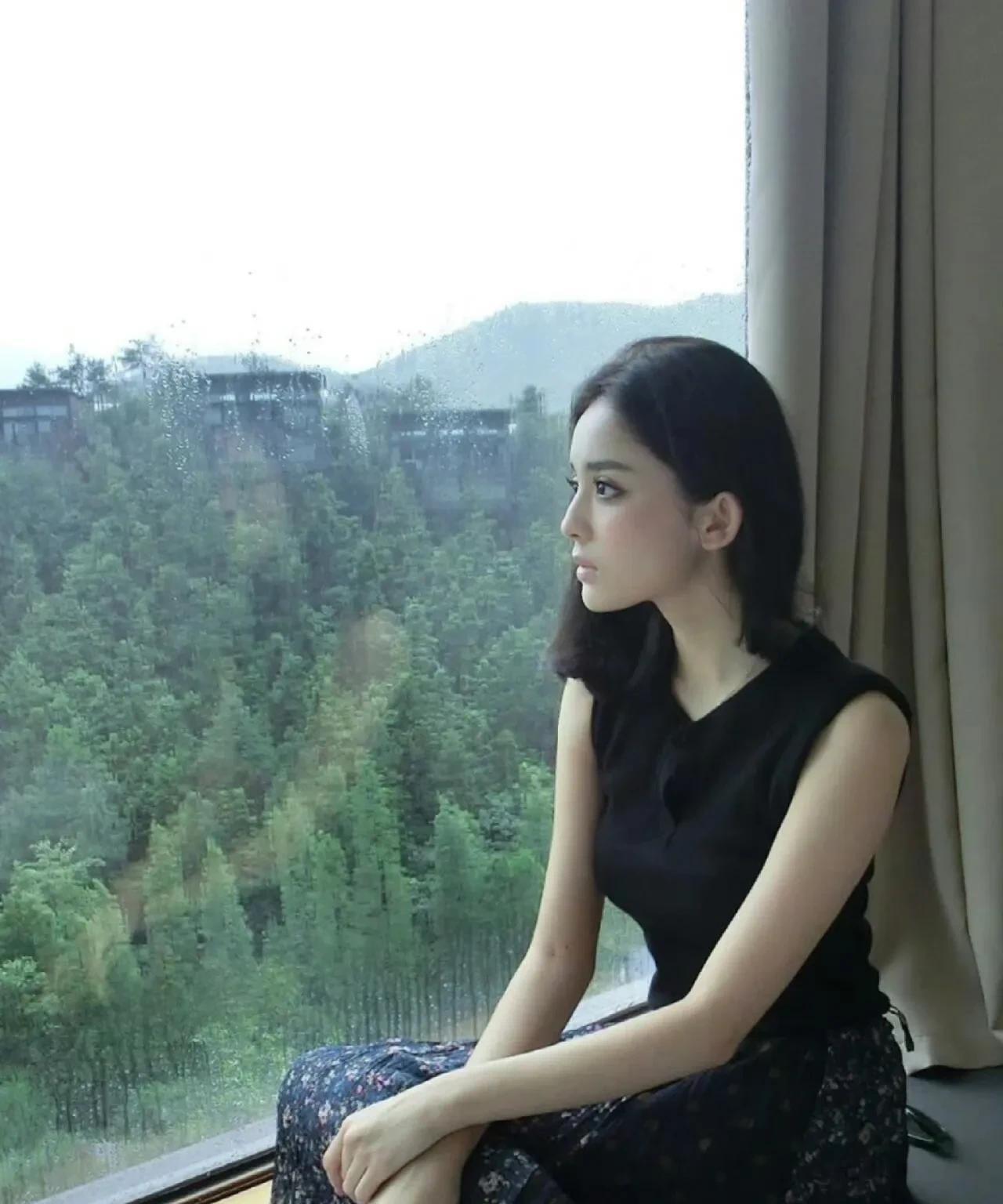 古力娜扎的这张照片看起来好美啊，清冷美丽，化得淡妆，嘴唇上都没有什么颜色，安静的