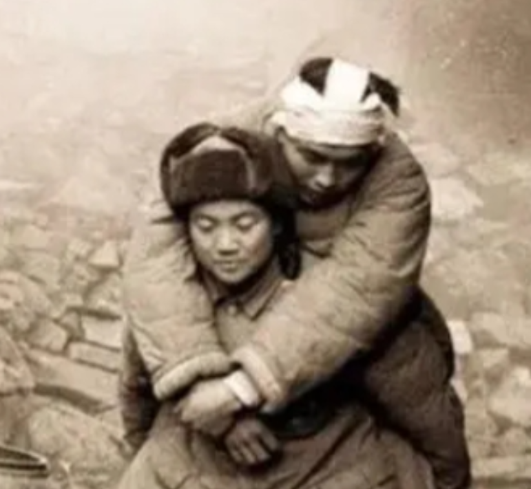 抗美援朝中，一名女护士被美军的炮弹给炸瞎了双眼，当场昏死过去，等她醒来时，发现美