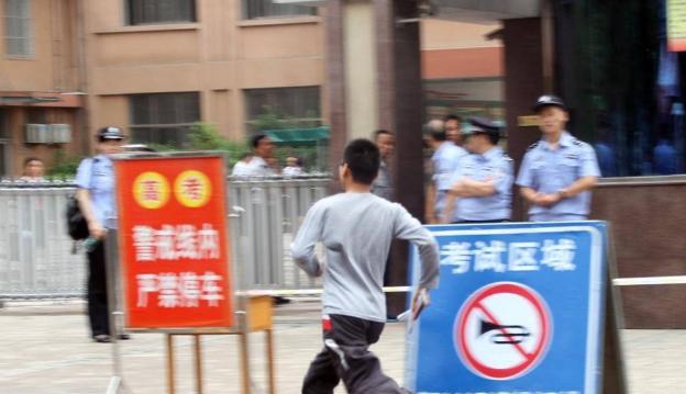 我觉得不该同情那些高考迟到、走错考场、忘带身份证和准考证的学生，甚至觉得社会层面