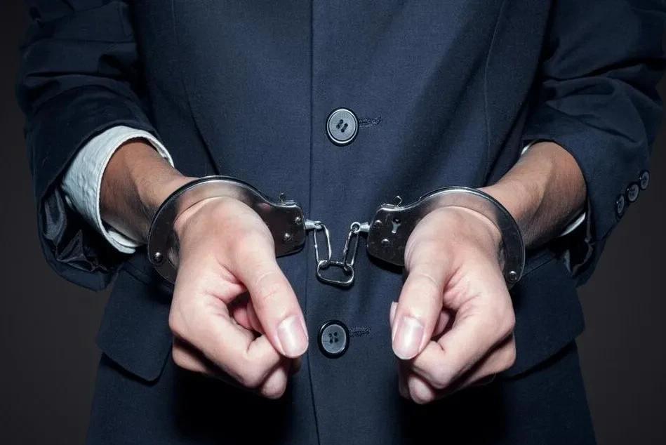 暴力抗法！4人围攻9名警察、开车猛撞辅警！结果大快人心！
这事听起来就像拍电影，