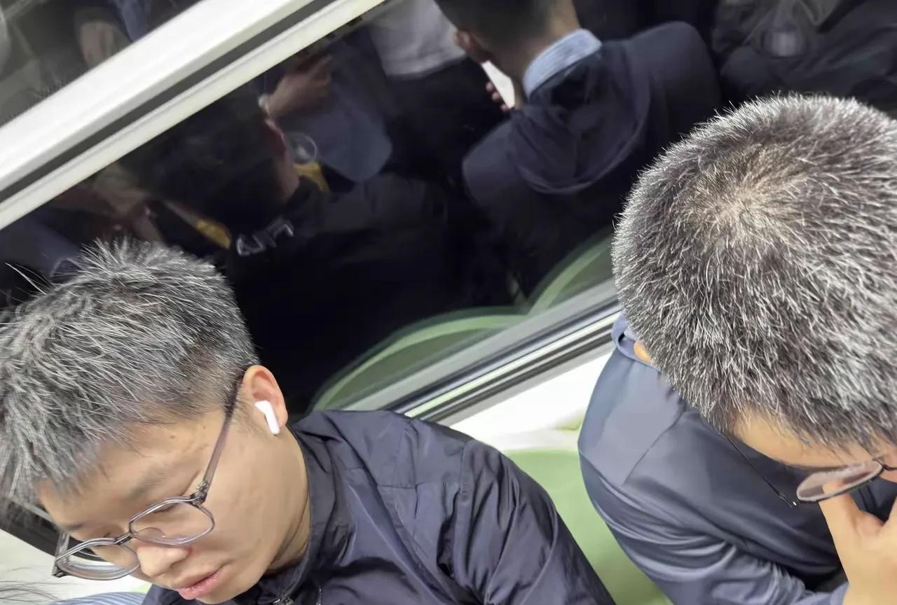 看看现在城市中青年男人的压力！再看看商场外面广场、公园里跳广场舞的五六七十岁的大