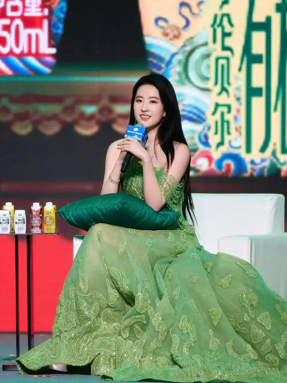 来一组刘亦菲的绿色晚礼服美照
和后面的背景非常协调