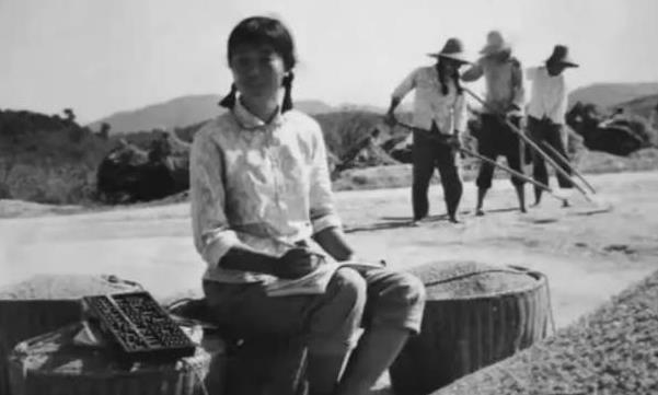 1974年，一21岁女知青夜间独自去厕所时神秘失踪。连队把整座山翻了个遍，却仍然