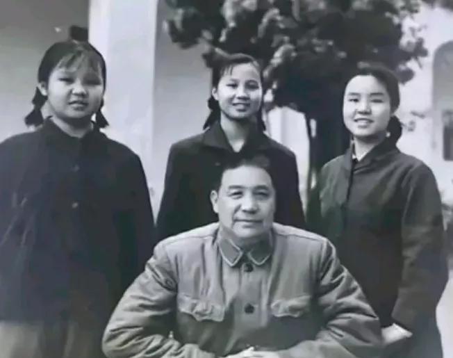 原海南军区司令员开国中将吴瑞林，三个女儿，取名海霞，海波和海洋，合影留念，永恒的
