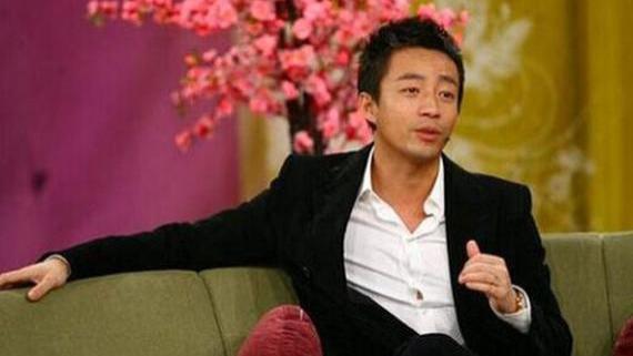 汪小菲带一双儿女香港游玩，玥儿背影像极了大 S，马筱梅贴心陪伴