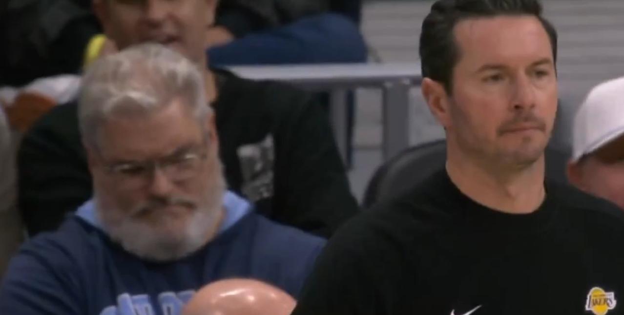 惨不忍睹的湖人防线这么下去要崩盘，雷迪克的防守策略必须要调整。
湖人跟黄蜂队第一